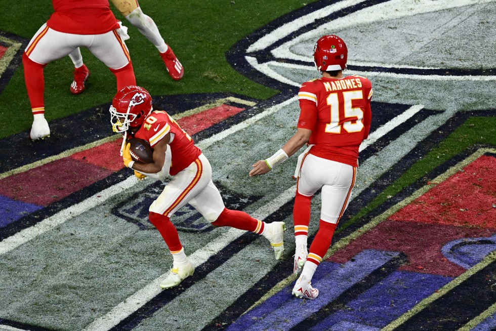 Mahomes hands the ball to Isiah Pacheco by getty images