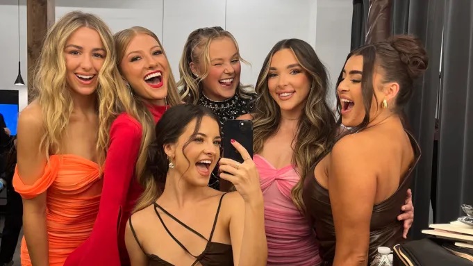 Reunion Cast Poses Together In Front of A Mirror