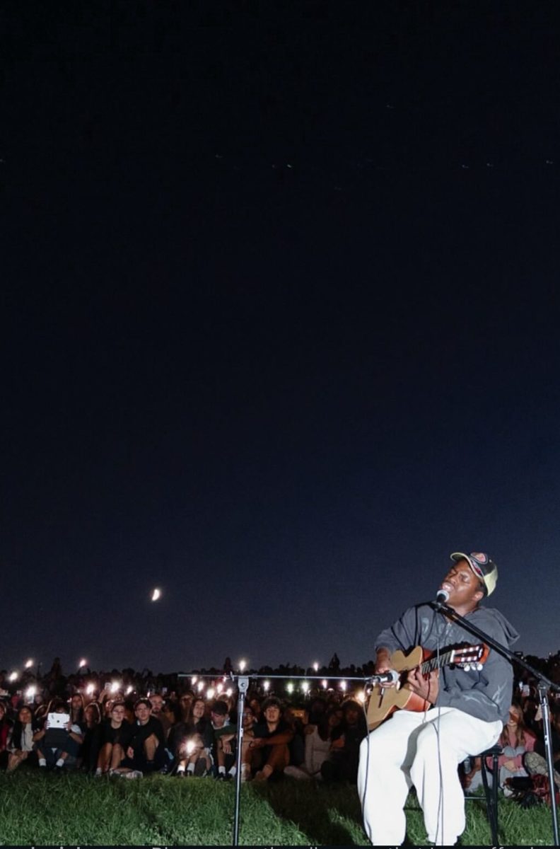 Daniel Caesar perfomring